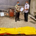 Polresta Mataram Melakukan Proses Pemakaman Mayat Yang Ditemukan di Depan Toko Emas Melati