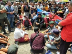 Ratusan Sopir Dum Truck Demo di Perbatasan, Ungkap Dugaan Pungli