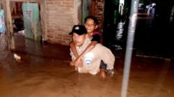 Potret Bhabinkamtibmas Paruga, Evakuasi Warga Berdampak Banjir