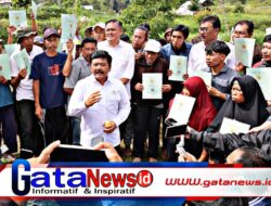 Menteri ATR/BPN Bagikan Sertifikat Redistribusi Tanah di Desa Sajang