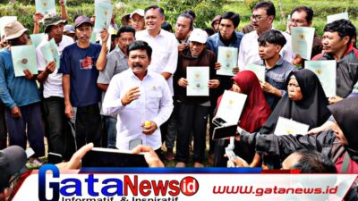 Menteri ATR/BPN Bagikan Sertifikat Redistribusi Tanah di Desa Sajang