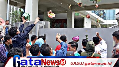 Buntut Dugaan Tidak Netral, Kantor OJK NTB Dilempari Sayur Busuk