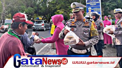 Ditlantas Polda NTB dan Bhayangkari Berbagi Takjil Untuk Pengendara