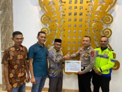 Haji Uma Beri Penghargaan Polisi Meupep-Pep Bireuen