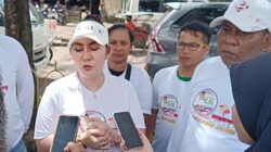 Gerakan bakti sosial berbagi Nasi kotak di Daerah Pasar Lemabang Bersama Fitriana dan Tim Relawan Cagub Pro Heri Amalindo