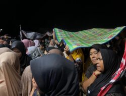 Rela Mandi Hujan, Warga Madat Pilih Bertahan Demi Saksikan Dek-Fadh dan Bupati AZAN 