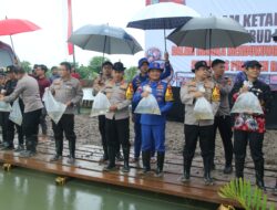 Polda Sulsel Dukung Ketahanan Pangan Nasional Melalui Penaburan 10 Ribu Benih Ikan di Makassar