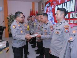 Kapolda NTB Beri Penghargaan Personel Berprestasi Polresta Mataram