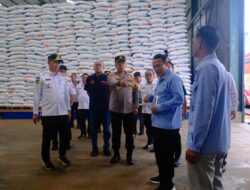 Kapolda Sulsel dan Pj Gubernur Kunjungi Gudang Bulog Sulsel untuk Pantau Stok Pangan