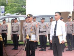 11 HARI JALAN KAKI CARI WARGA HILANG HINGGA MENGGENDONG KORBAN SAAT DITEMUKAN, 2 PERSONEL POLSEK RONGKONG DIBERI PENGHARGAAN DARI KAPOLRES LUWU UTARA