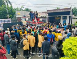 Demo Memanas! Ban Dibakar, Massa Geruduk PTUN Jakarta Tolak Gugatan PT SKB
