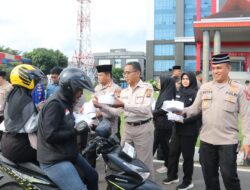 Pembagian Takjil & buka Puasa bersama Polda Sumsel dan media sebagai wujud Polri untuk masyarakat