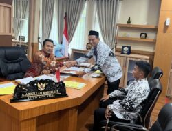 THR ASN Lutra Cair Ketua PGRI Acungkan Jempol Bupati Andi Abdullah Rahim