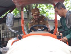 SERAHKAN BANTUAN ALSINTAN , WALI KOTA TEBING TINNGGI HARAPKAN KELOMPOK TANI BERSINERGI DUKUNG KETAHANAN PANGAN