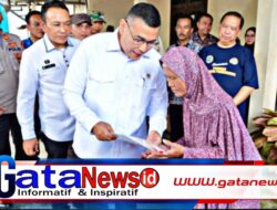 Serahkan Sertipikat Elektronik Door to Door di Semarang, Wamen Ossy Tekankan Keamanan dan Kemudahan Akses
