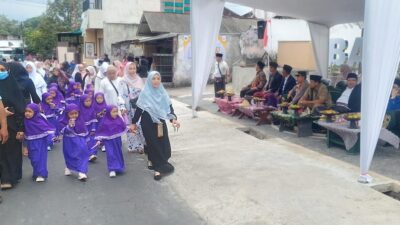 Polisi Kawal Pawai Ta’aruf MTQ XXXI Tingkat Kecamatan Narmada