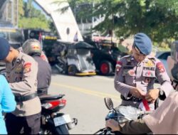 Jelang Kemerdekaan RI ke-80, Brimob Polda Metro Bagikan Ribuan Bendera Merah Putih