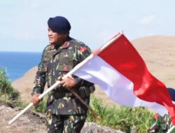 Brimob Polda NTB Bagikan Masyarakat Ribuan Bendera Merah Putih