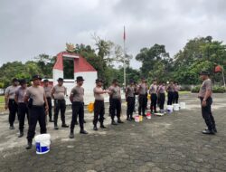 Personel Batalyon D Pelopor Laksanakan Pengecatan Pagar Makam Pahlawan