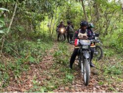 Brimob Kibarkan Bendera Merah Putih di Puncak Seulawah Agam