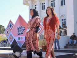 Tenun Lombok Utara Tampil Elegan di Fashion Street 2025