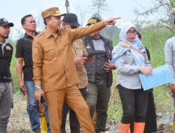Bupati Luwu Utara Tinjau Pembuatan Tanggul Darurat di Desa Mario untuk Atasi Banjir