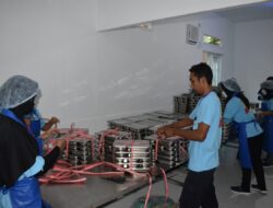 Polda NTB Salurkan Makan Bergizi Gratis Perdana untuk Para Siswa di Ampenan