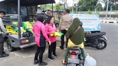 Polsek Narmada Bersama Bhayangkari Dukung GPM, 200 Kantong Beras Habis Terjual