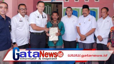 Menko AHY Serahkan Sertipikat Tanah untuk Rakyat di Bengkulu, Wamen Ossy Apresiasi Peran Pemerintah Daerah