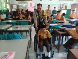Bhabinkamtibmas Desa Selat Narmada Antar Kursi Roda untuk Siswa MI