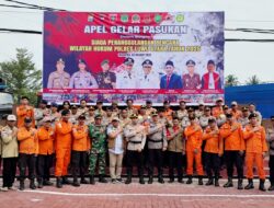 KAPOLRES LUWU UTARA SERAHKAN BANTUAN PERAHU RAKITAN DAN CEK KESIAPAN PERSONIL POLRI HINGGA BASARNAS