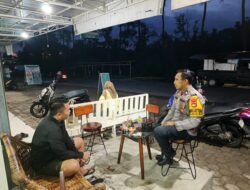 Bhabinkamtibmas di Lingsar Keliling Malam Ajak Warga Waspada Kamtibmas