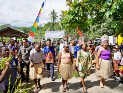 Kunjungan Perdana ke Papua, Menteri Nusron Sosialisasikan Pendaftaran Tanah Ulayat dan Serahkan Sertipikat Rumah Ibadah