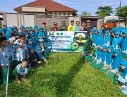 Personel Polri-TNI Terjun Hijaukan Lingkungan MTsN 2 Lombok Barat