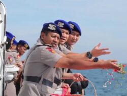 Kenang Jasa Pahlawan, Polairud Baharkam Polri Tabur Bunga di Perairan Jakarta