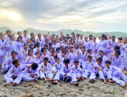 Personel Ditpolairud Polda NTB Latih Beladiri Usia Dini di Pantai Cemara