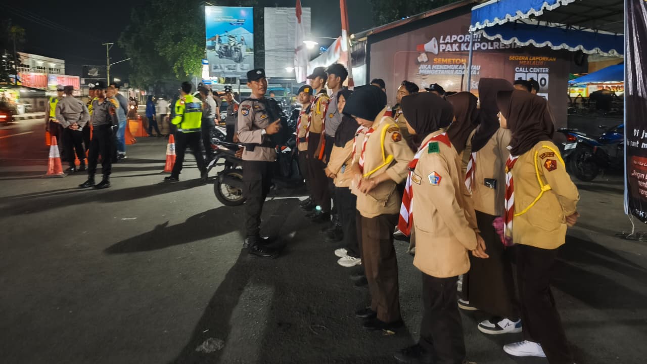 Anggota Pramuka Saka Bhayangkara binaan Polsek Narmada turut mengamankan malam pergantian tahun