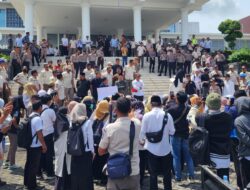 Ratusan Guru Honorer Lombok Tengah Datangi DPRD, Tuntut Kepastian Status