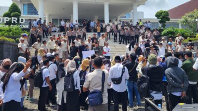 Ratusan Guru Honorer Lombok Tengah Datangi DPRD, Tuntut Kepastian Status