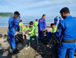 Ditpolairud Polda NTB Bersih-bersih Pantai Bersama Masyarakat dan Anak Sekolah