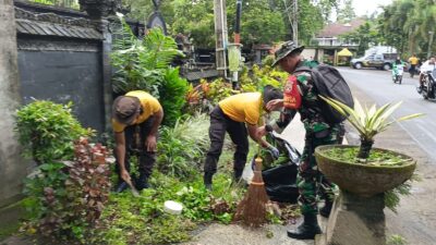 Bhara Pelita Polsek Narmada Bersih-bersih Kawasan Wisata Suranadi