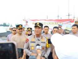 Polda Sulsel Gelar Bakti Sosial, Bersihkan Anjungan Pantai Losari