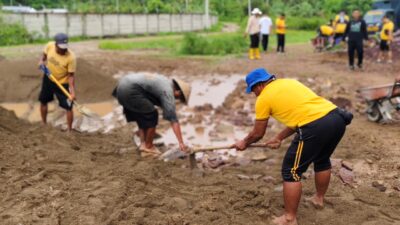 Ditpolairud Polda NTB Gotong Royong Perbaiki Jalan Bersama Masyarakat Sekotong