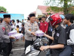Kapolda NTB Bagi-bagi Takjil dan Bukber Bersama Wartawan