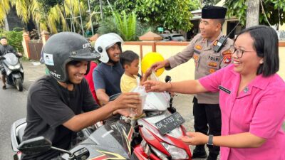 Aksi Ramadhan Polsek Narmada, Kapolsek Turun Langsung Bagi Takjil