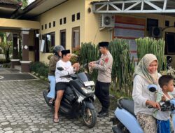 Kapolsek Lingsar Pimpin Pembagian Takjil Jelang Buka Puasa