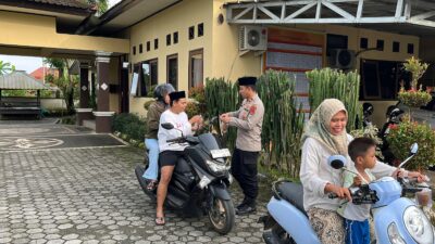 Kapolsek Lingsar Pimpin Pembagian Takjil Jelang Buka Puasa