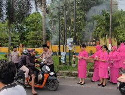 Ramadhan Penuh Berkah, Polsek Gunungsari Tebar Takjil untuk Pengguna Jalan