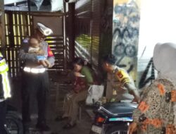 Tim Patroli Polsek Narmada Bantu Ibu Bersama Bayi Pulang dengan Aman