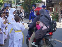 Anak Binaan Karate-Do Dojo Polairud Polda NTB Bagikan Takjil di Pelabuhan Lembar dan Serumbung